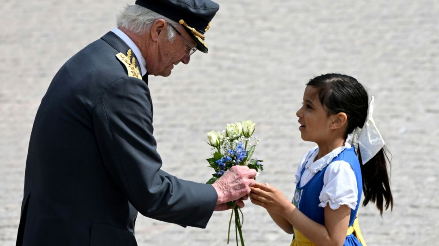 Ein Mädchen überreicht Carl XVI. Blumen zum Geburtstag