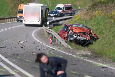 Bei dem Unfall starb eine Frau, weitere Menschen wurden leicht verletzt. Foto: Thomas Frey/dpa