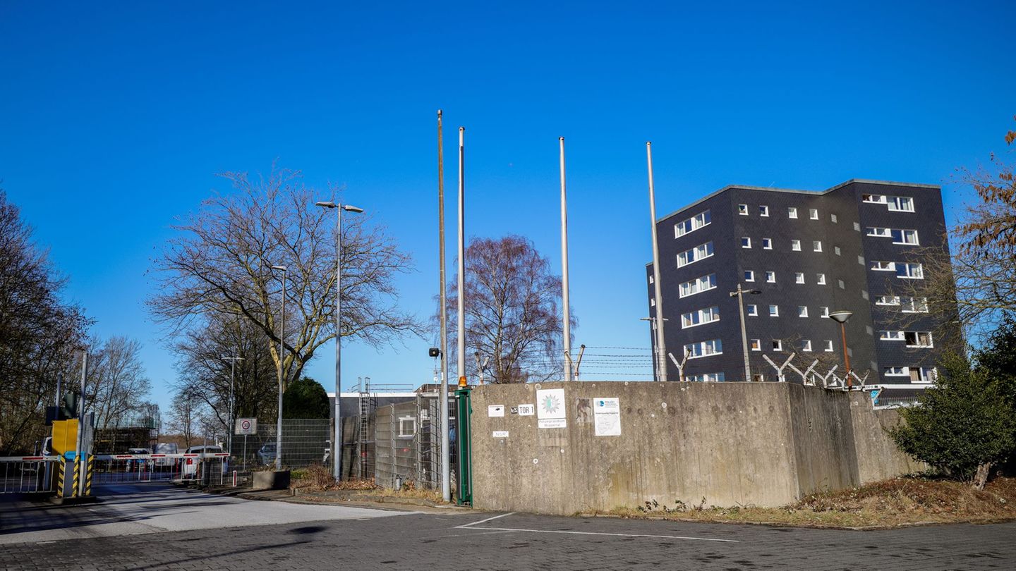 Die Polizeiliegenschaft ist seit Jahren marode und heruntergekommen. (Archivbild) Foto: Christoph Reichwein/dpa