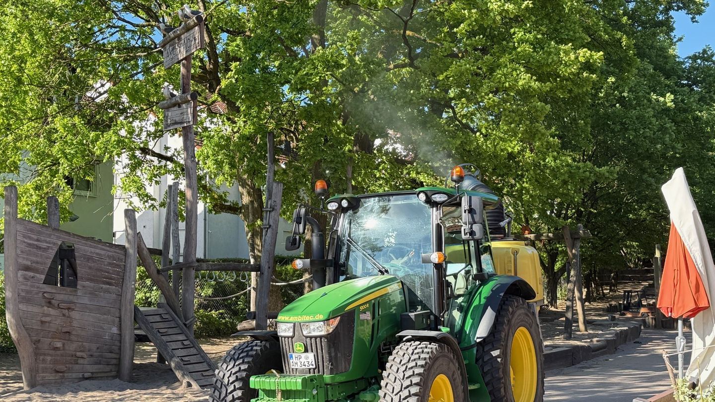 Von einem Traktor aus werden Bäume besprüht. Foto: Mike Seeboth/dpa