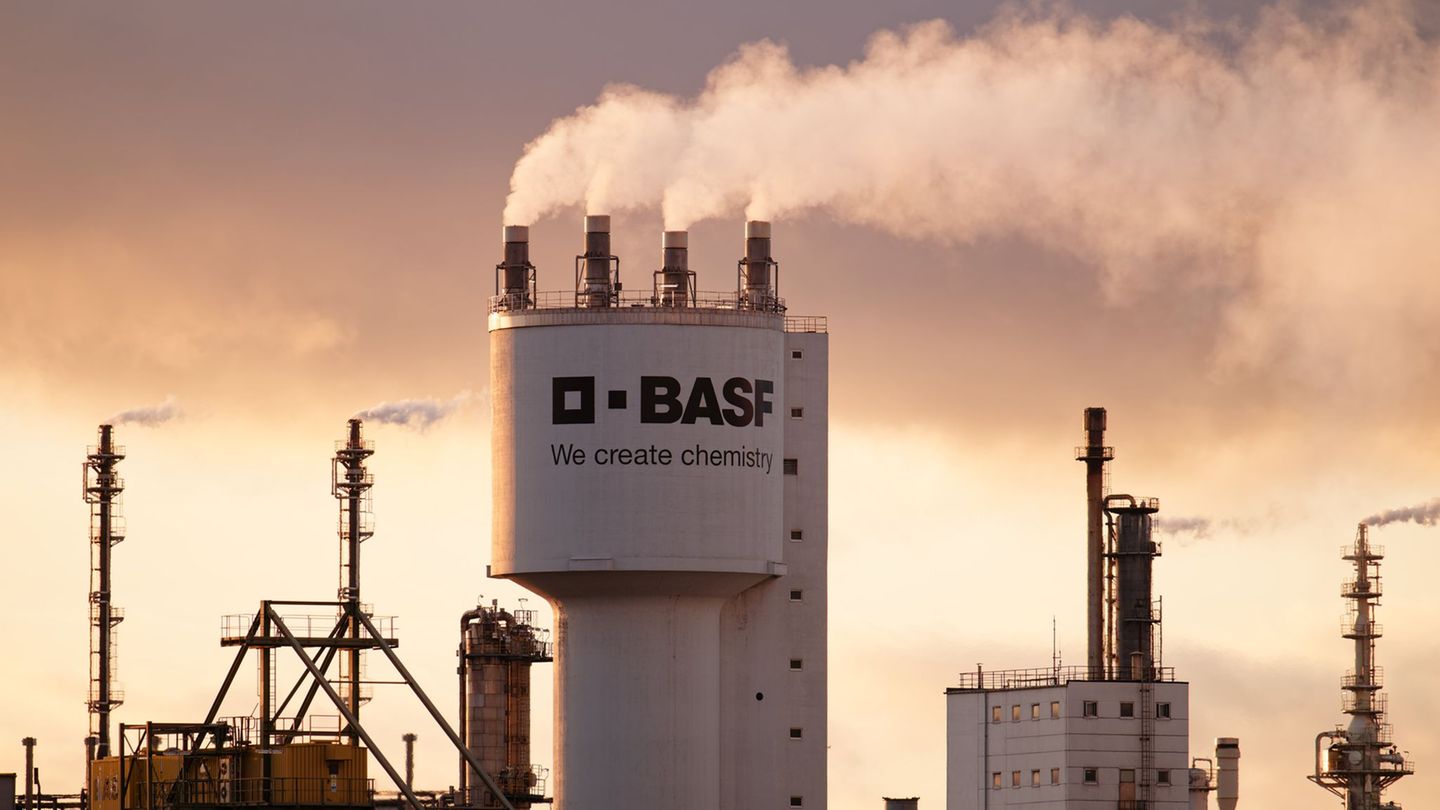 Der BASF-Standort Ludwigshafen soll wettbewerbsfähiger werden. (Archivbild) Foto: Uwe Anspach/dpa