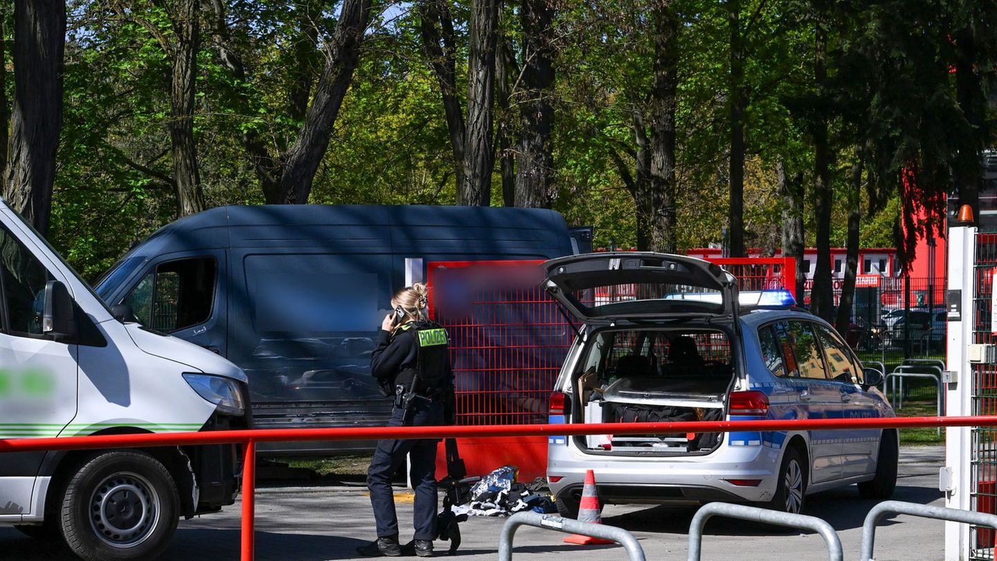 Die Polizei stoppte den flüchtenden Fahrer in Berlin unter anderem mit Schüssen. Foto: Jens Kalaene/dpa