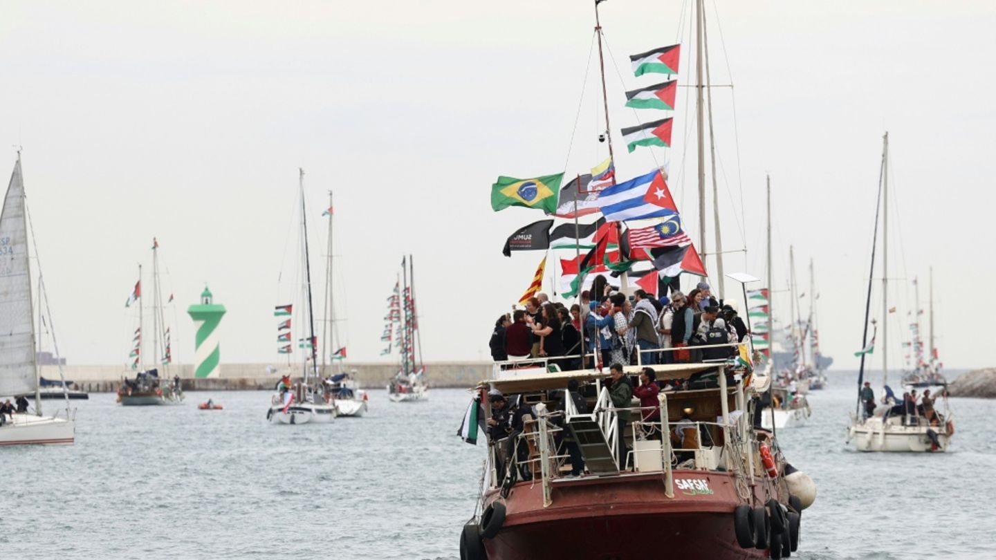 Die Gaza-Hilfsflotte beim Ablegen in Barcelona