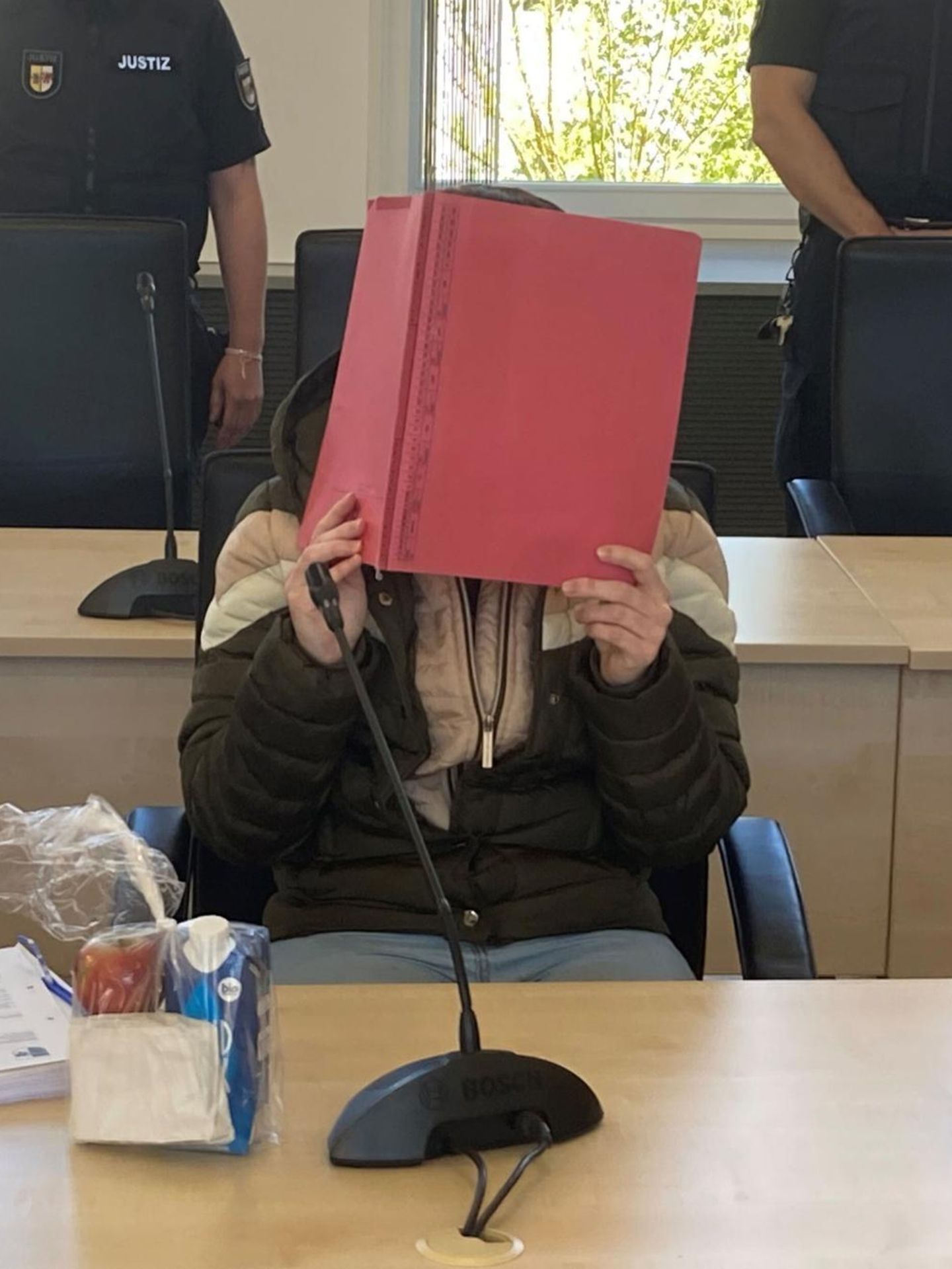 Die Angeklagte Gina H. am zweiten Prozesstag vor dem Landgericht Rostock: „Ich weiß nicht, was da vorgefallen ist“