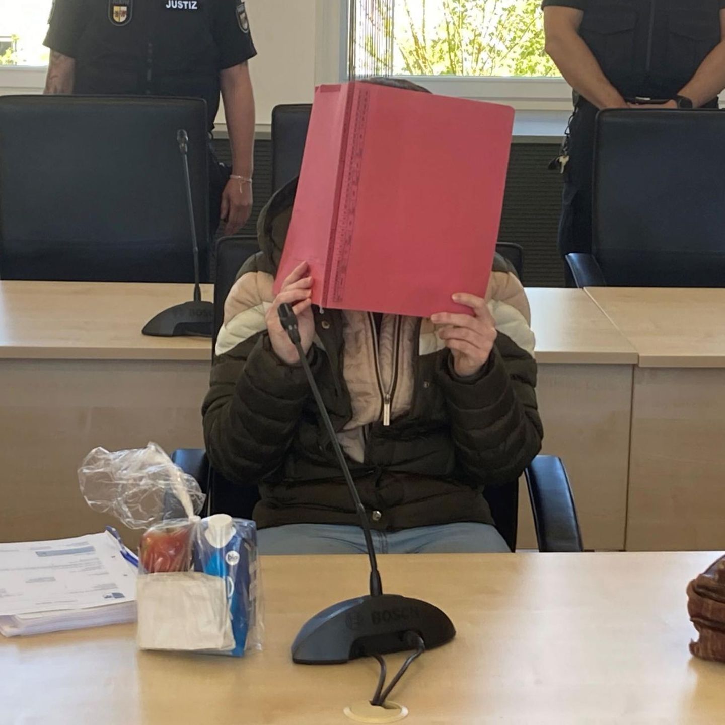 Die Angeklagte Gina H. am zweiten Prozesstag vor dem Landgericht Rostock: „Ich weiß nicht, was da vorgefallen ist“