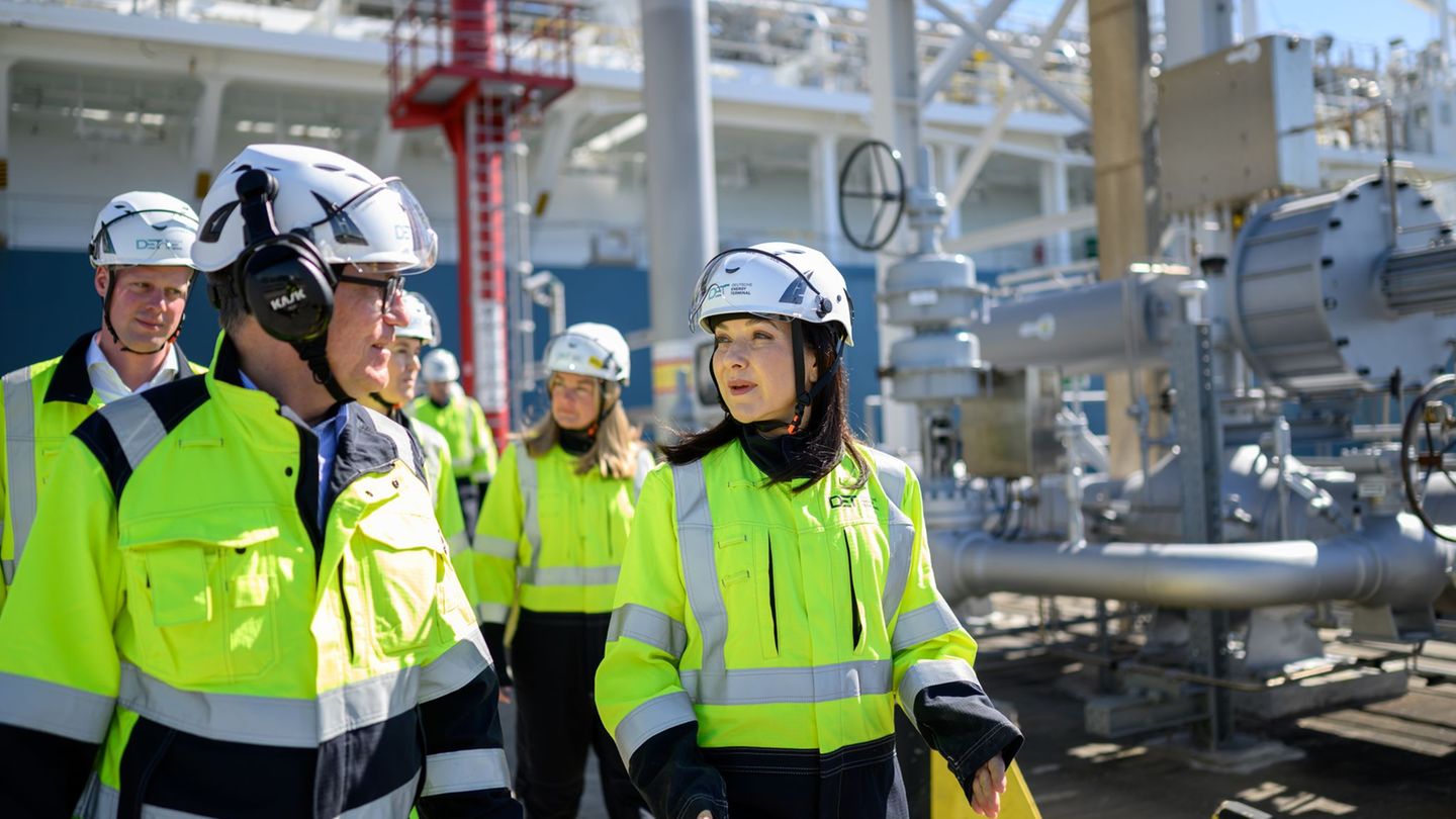 Bundeswirtschaftsministerin Katherina Reiche besuchte ein Wilhelmshavener LNG-Terminal zusammen mit DET-Geschäftsführer Peter Rö