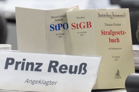 Der Hauptangeklagte Heinrich der XIII. Prinz Reuß setzte seine Aussage fort. (Archivbild) Foto: Boris Roessler/dpa Pool/dpa