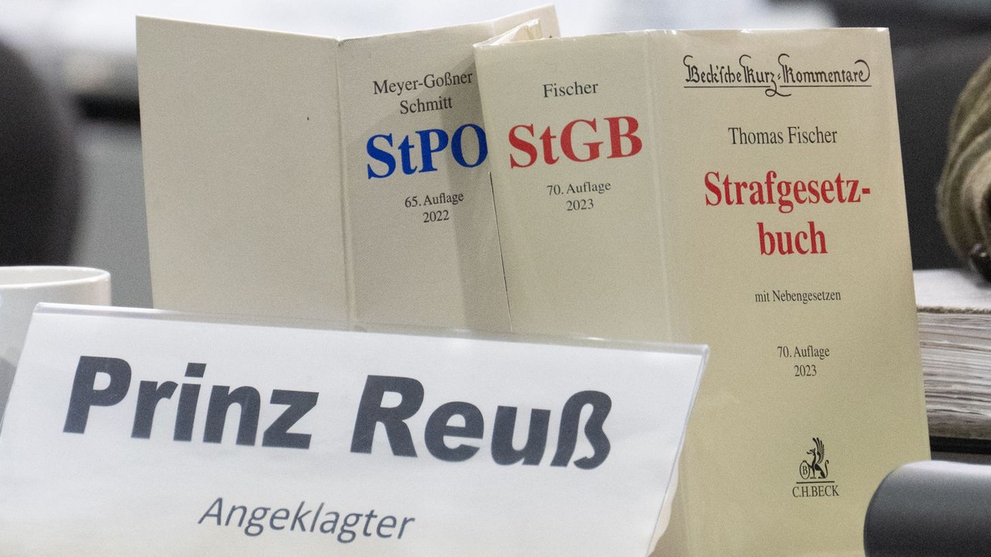 Der Hauptangeklagte Heinrich der XIII. Prinz Reuß setzte seine Aussage fort. (Archivbild) Foto: Boris Roessler/dpa Pool/dpa