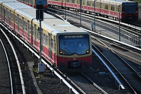 Bei der Berliner S-Bahn sorgen in den nächsten Wochen zwei Baustellen für Einschränkungen und Unterbrechungen. (Archivbild) Foto