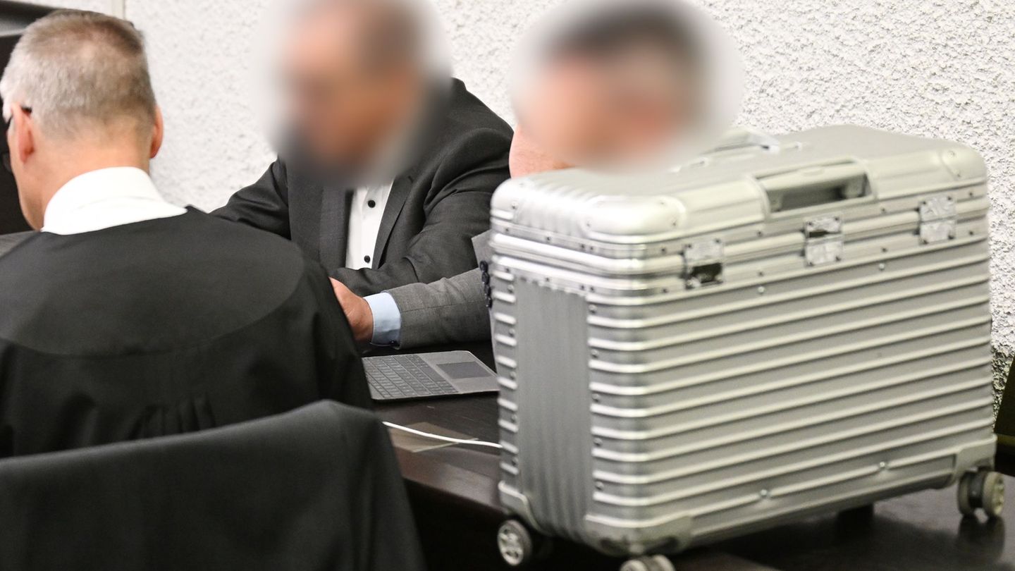 Die beiden angeklagten ehemaligen Investoren des Schwabenlandtowers im Gerichtssaal des Landgerichts Stuttgart. Foto: Franziska