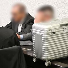 Die beiden angeklagten ehemaligen Investoren des Schwabenlandtowers im Gerichtssaal des Landgerichts Stuttgart. Foto: Franziska