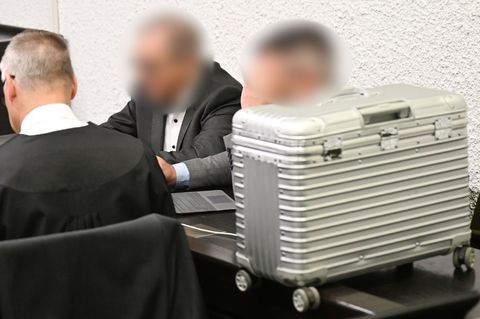 Die beiden angeklagten ehemaligen Investoren des Schwabenlandtowers im Gerichtssaal des Landgerichts Stuttgart. Foto: Franziska