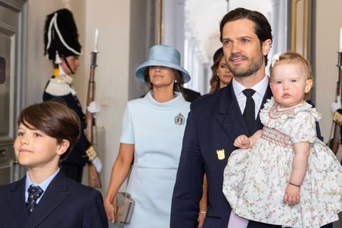 Prinzessin Ines wurde von Papa Prinz Carl Philip zu ihrem vierten öffentlichen Auftritt gebracht.