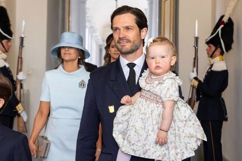 Carl Gustafs Enkelin Prinzessin Ines wurde von Papa Prinz Carl Philip zu ihrem vierten öffentlichen Auftritt gebracht.