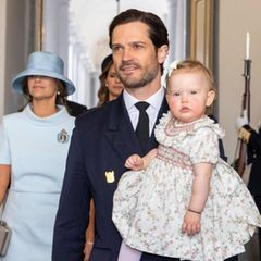 Carl Gustafs Enkelin Prinzessin Ines wurde von Papa Prinz Carl Philip zu ihrem vierten öffentlichen Auftritt gebracht.