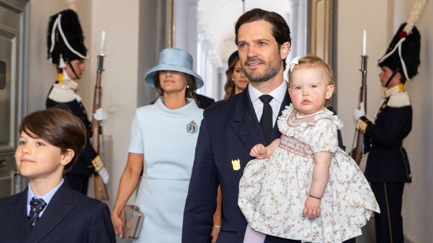 Prinzessin Ines wurde von Papa Prinz Carl Philip zu ihrem vierten öffentlichen Auftritt gebracht.