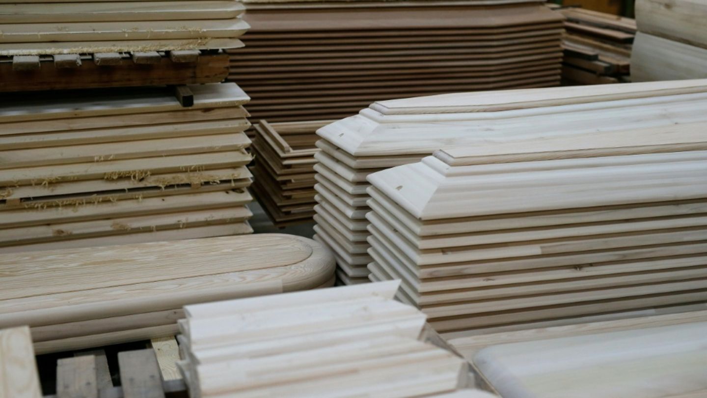 Unfertige Särge in Fabrik