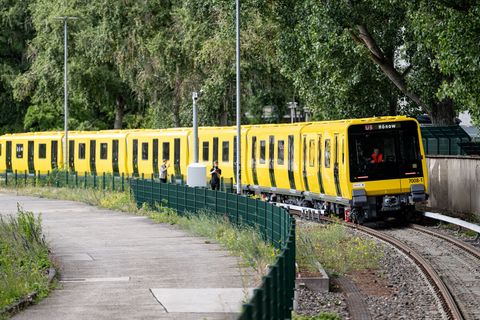 Die ersten neuen Züge der Baureihe J sind seit heute im Netz auf der Linie U5 unterwegs. (Archivbild) Foto: Fabian Sommer/dpa
