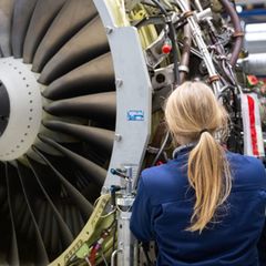 Eine MTU-Mitarbeiterin bei der Wartung einer Turbine. (Archiv) Foto: Sebastian Gollnow/dpa