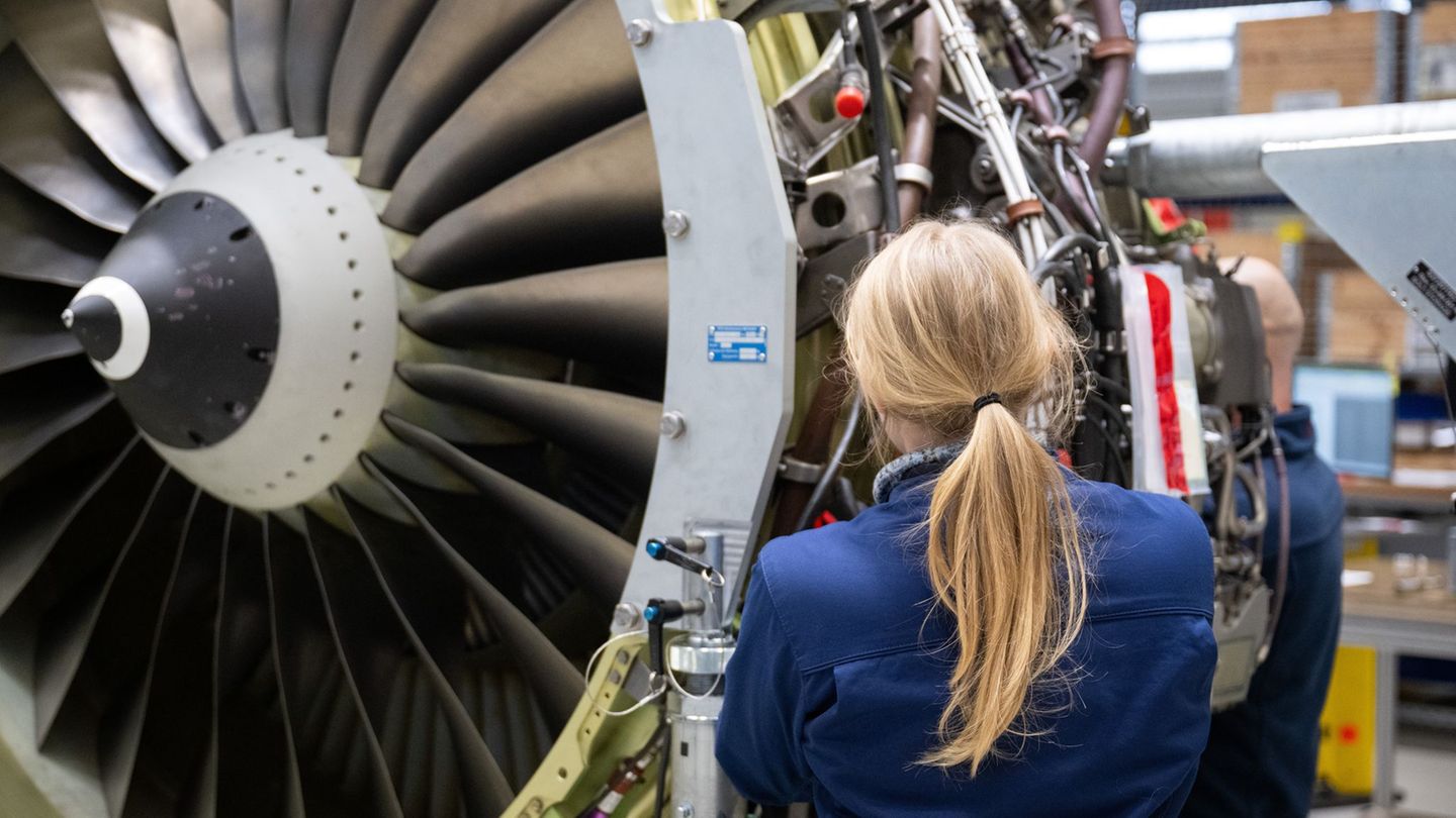 Eine MTU-Mitarbeiterin bei der Wartung einer Turbine. (Archiv) Foto: Sebastian Gollnow/dpa