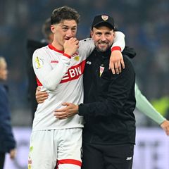 Angelo Stiller (l.) und Sebastian Hoeneß haben im Saisonendspurt noch viel vor. (Archivbild) Foto: Tom Weller/dpa
