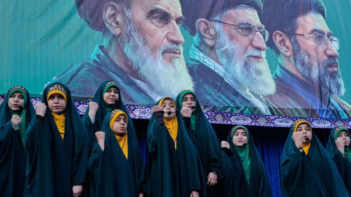 Der Iran droht bei Angriffen mit Vergeltung. (Archivbild) Foto: Vahid Salemi/AP/dpa