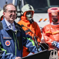 Der Bundesinnenminister betont den Stellenwert des Ehrenamts. Foto: Oliver Berg/dpa