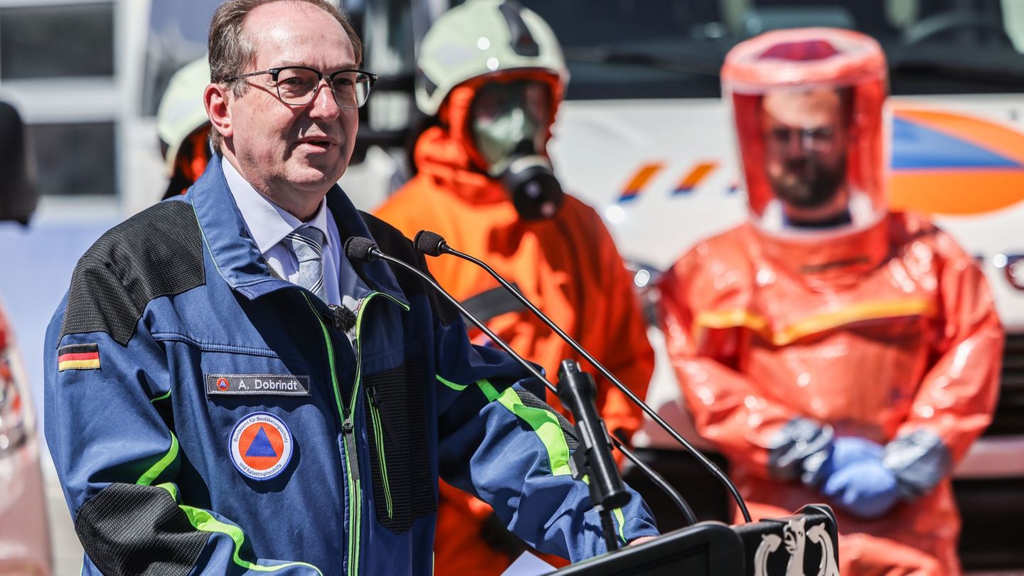 Der Bundesinnenminister betont den Stellenwert des Ehrenamts. Foto: Oliver Berg/dpa