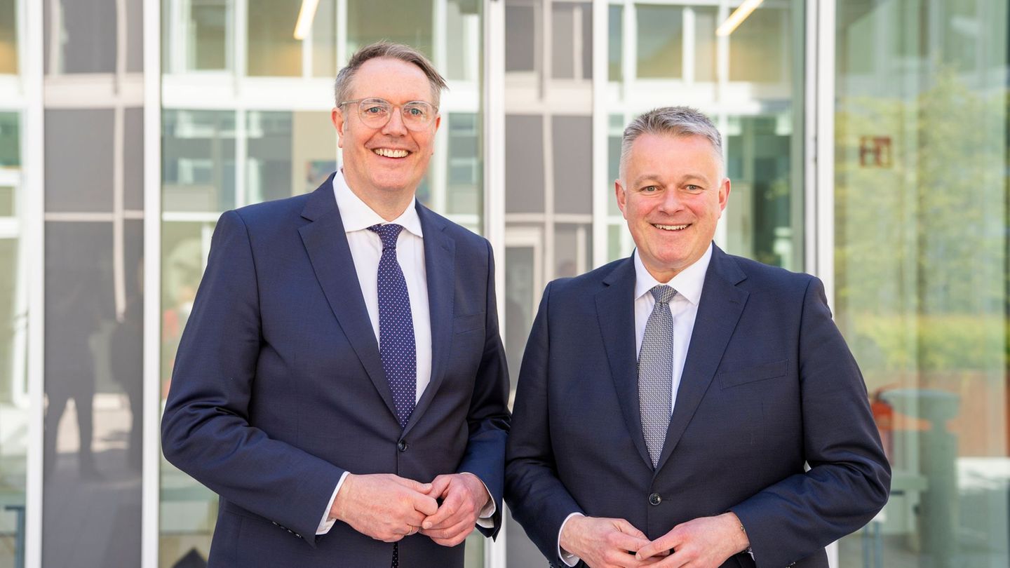 Die Verhandlungsführer Gordon Schnieder (CDU) und Alexander Schweitzer (SPD) stellen die Ergebnisse der Koalitionsverhandlungen