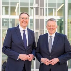Die Verhandlungsführer Gordon Schnieder (CDU) und Alexander Schweitzer (SPD) stellen die Ergebnisse der Koalitionsverhandlungen