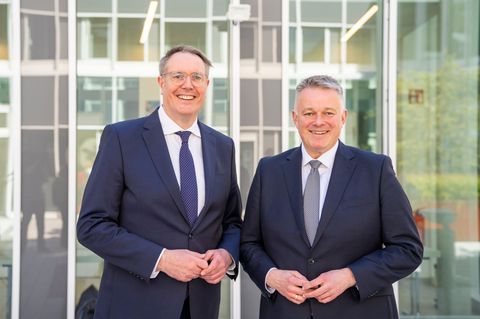 Die Verhandlungsführer Gordon Schnieder (CDU) und Alexander Schweitzer (SPD) stellen die Ergebnisse der Koalitionsverhandlungen