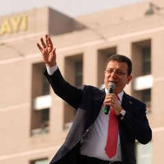 Seit mehr als einem Jahr sitzt der Erdogan-Rivale Ekrem Imamoglu in der Türkei im Gefängnis. Im fernen Bayern wurde er nun für s