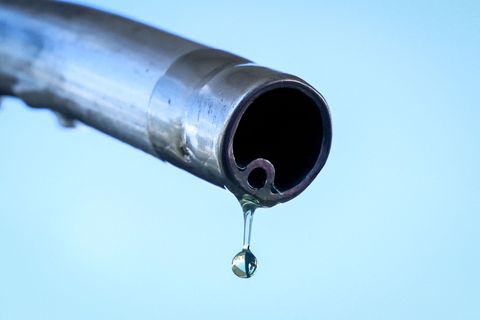 Der soll doch in den Tank! Ein Tropfen Benzin an einer Zapfsäule auf dem Weg nach unten. Foto: Alain Jocard/AFP/dpa