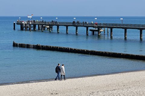 In den kommenden Tagen soll es überwiegend sonnig und warm werden. (Symbolbild) Foto: Bernd Wüstneck/dpa