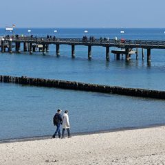 In den kommenden Tagen soll es überwiegend sonnig und warm werden. (Symbolbild) Foto: Bernd Wüstneck/dpa