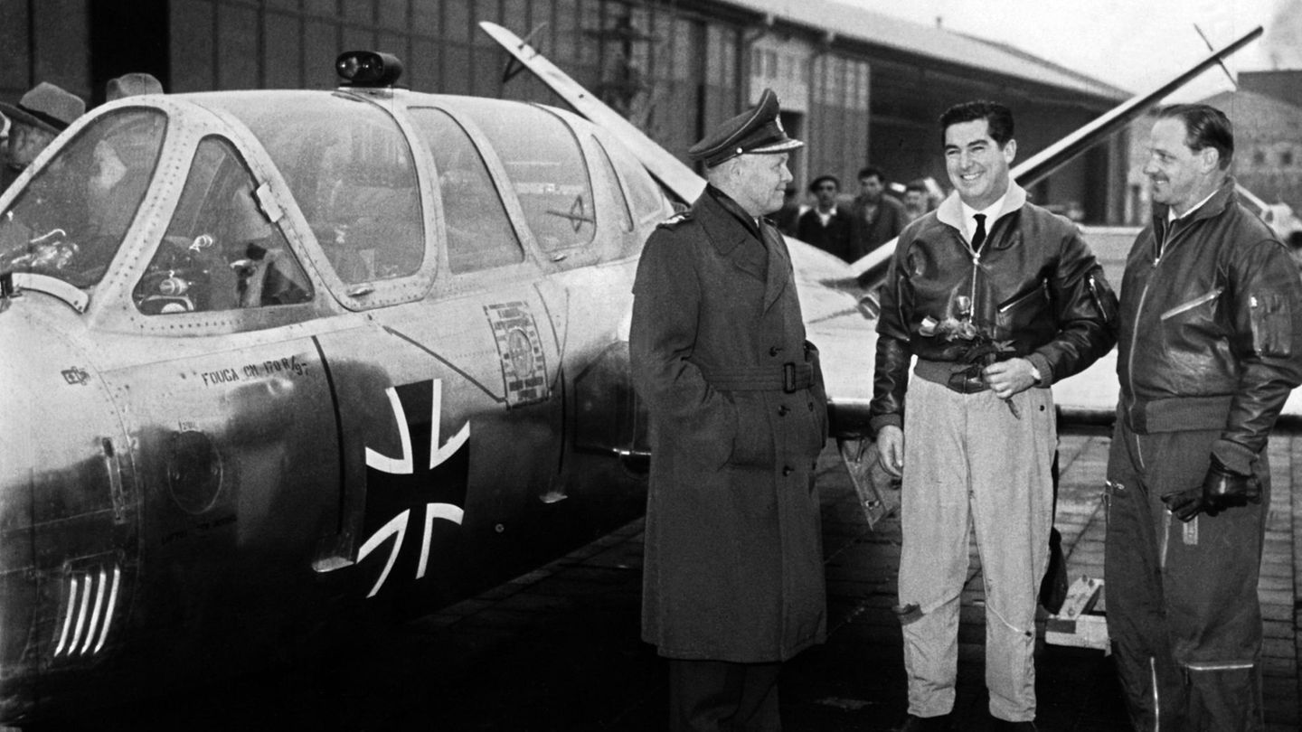 Das Bild zeigt die Übergabe des Jets im Beisein von Generalinspekteur Josef Kammhuber