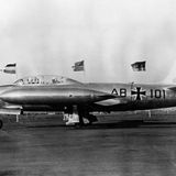 Ein schwarzweiß Foto einer Lockheed T-33