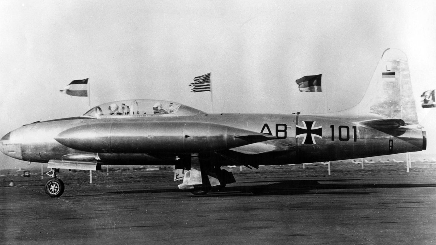 Ein schwarzweiß Foto einer Lockheed T-33