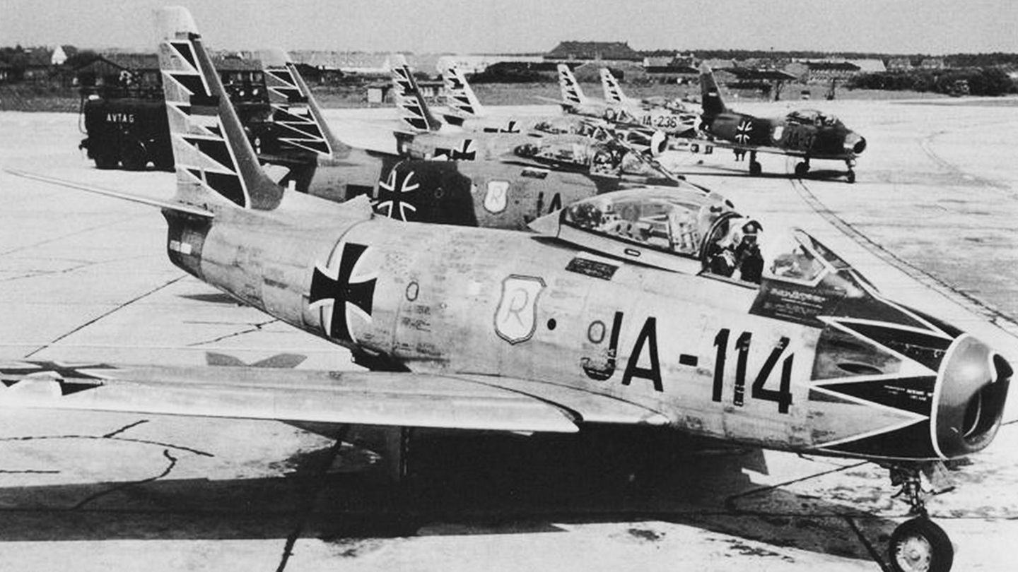 Luftwaffen Sabres mit einer Sonderlackierung auf der Flugzeugnase