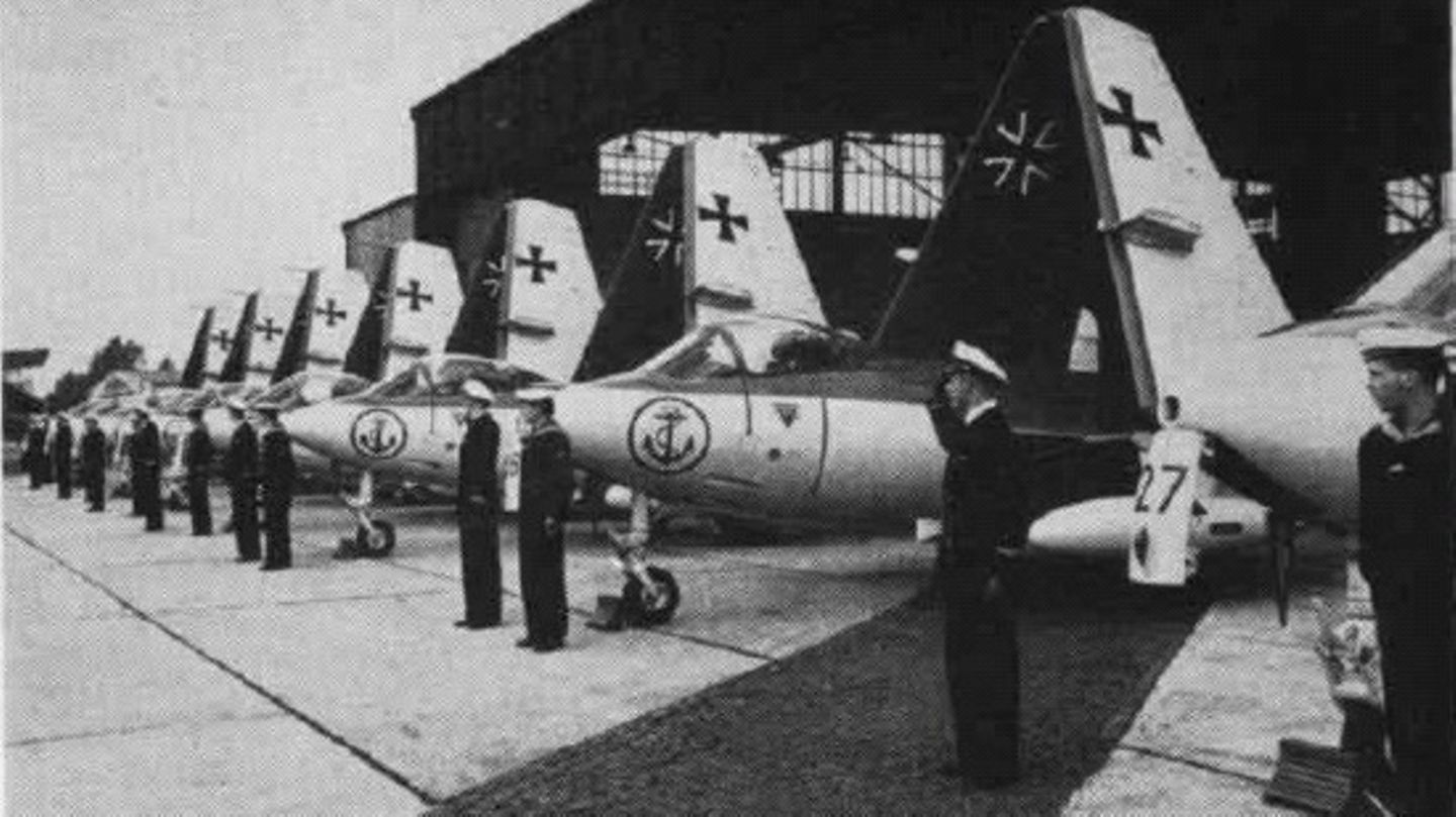 Hawker Sea Hawk Mk 100 bei der Übergabe an die Marineflieger 1958