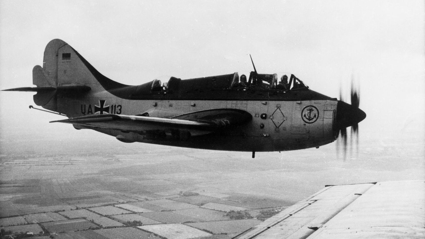 Eine schwarzweiß Aufnahme einer Fairey Gannet Mk 4 im Flug