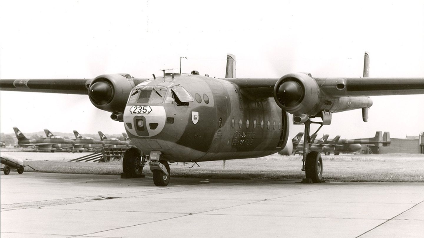 Eine schwarzweiß Aufnahme einer Nord Noratlas der Luftwaffe