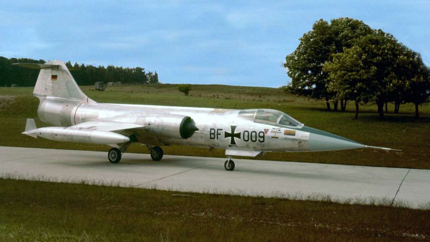 Eine der ersten F-104 Starfighter der Luftwaffe noch ohne Tarnlackierung