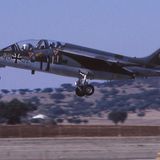 Ein AlphaJet hebt von der Startbahn ab