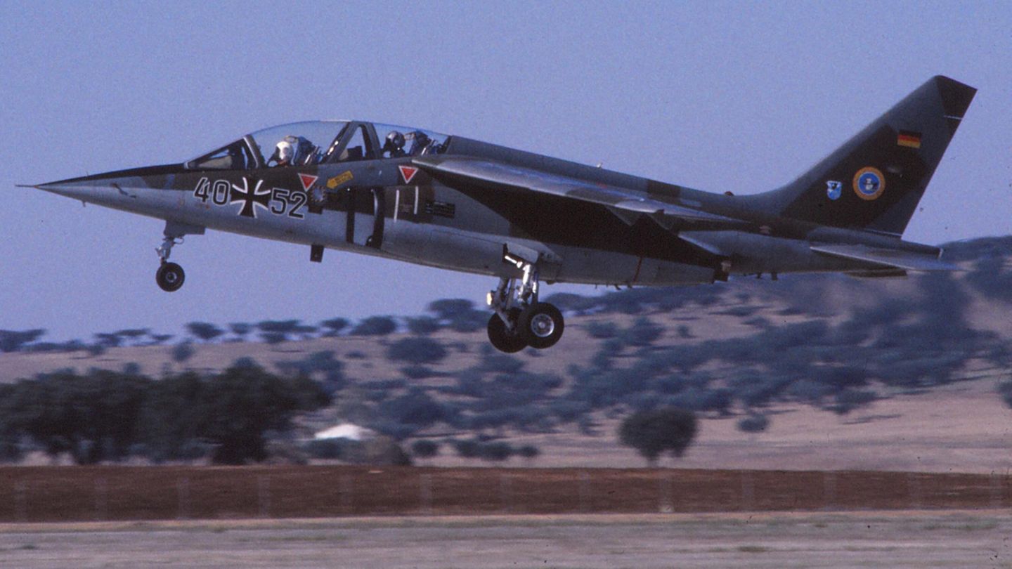 Ein AlphaJet hebt von der Startbahn ab
