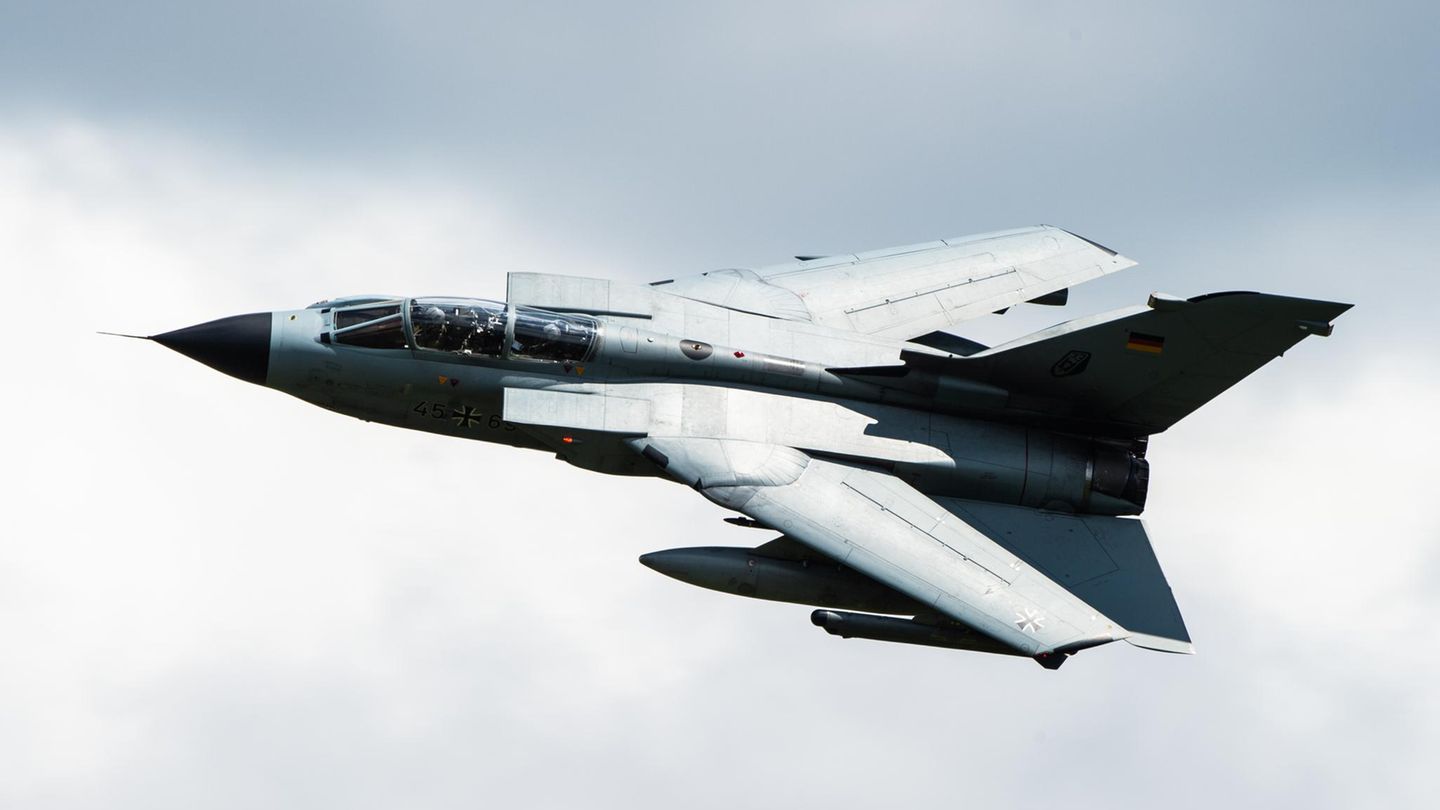 Eine Panavia Tornado der Luftwaffe mit voll zurückgeschwenkten Flügeln
