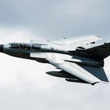 Eine Panavia Tornado der Luftwaffe mit voll zurückgeschwenkten Flügeln