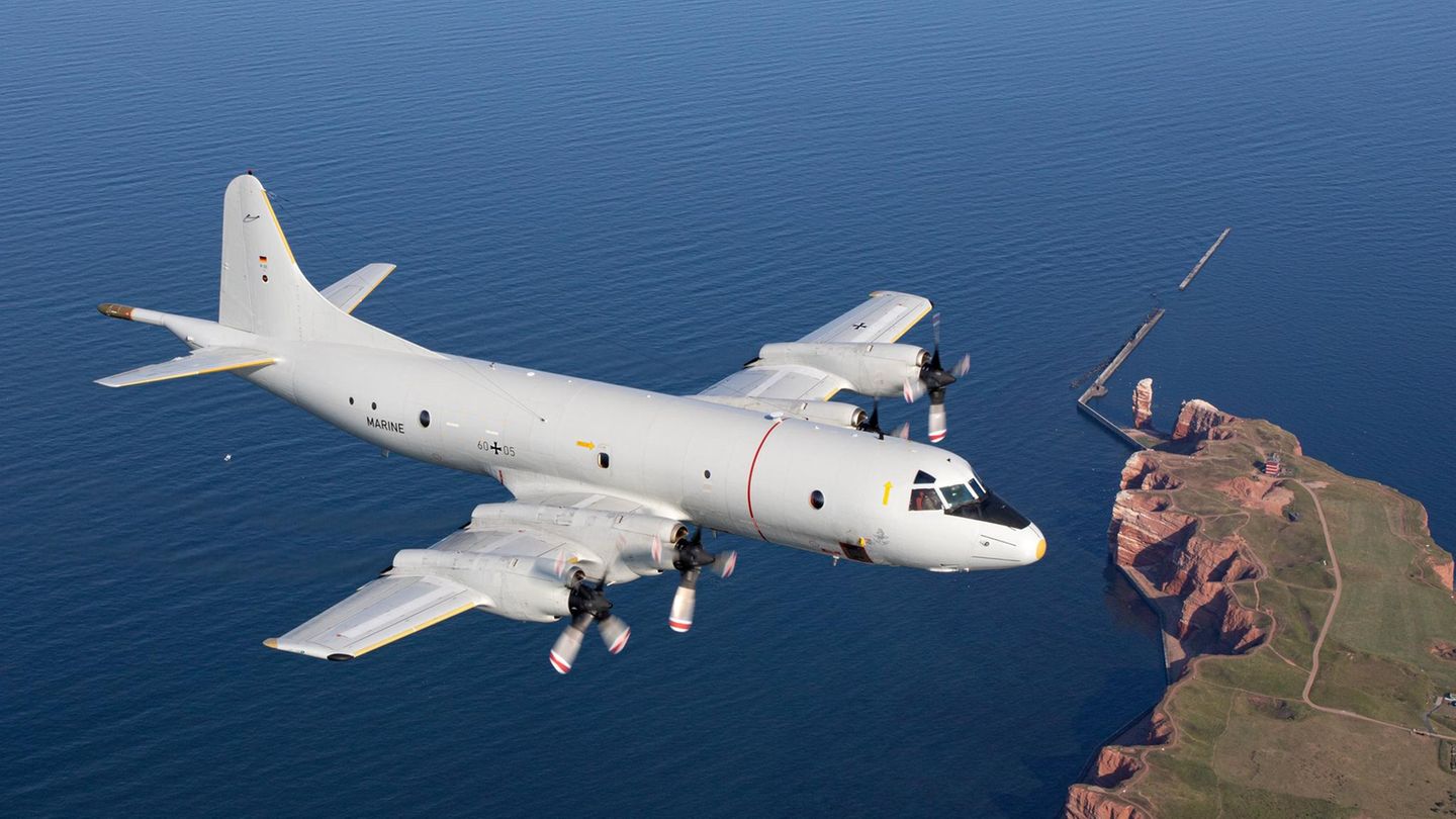 Eine Lockheed P-3C Orion über Helgoland
