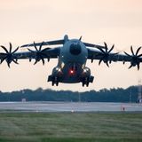 Eine A400M schwebt in der Abenddämmerung zur Landung ein