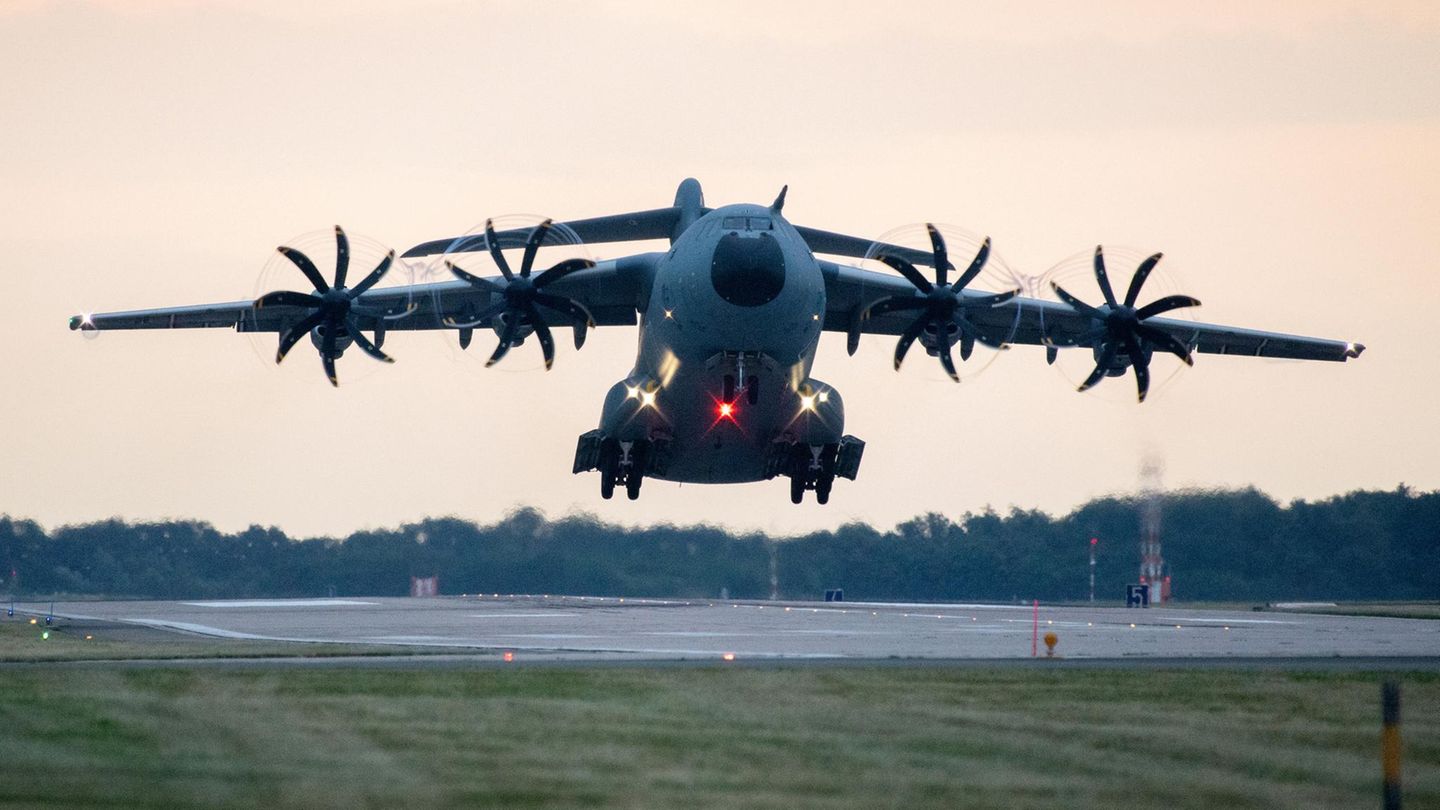 Eine A400M schwebt in der Abenddämmerung zur Landung ein